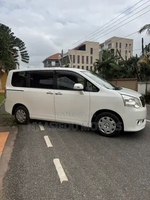 Toyota Noah 2.0 143hp AWD (8 Seater) 2011 White