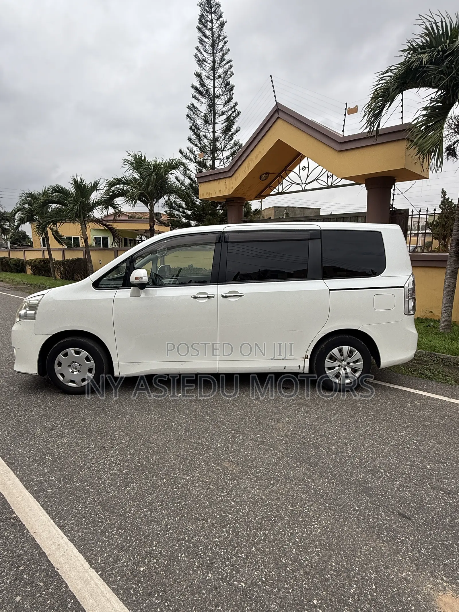 Toyota Noah 2.0 143hp AWD (8 Seater) 2011 White