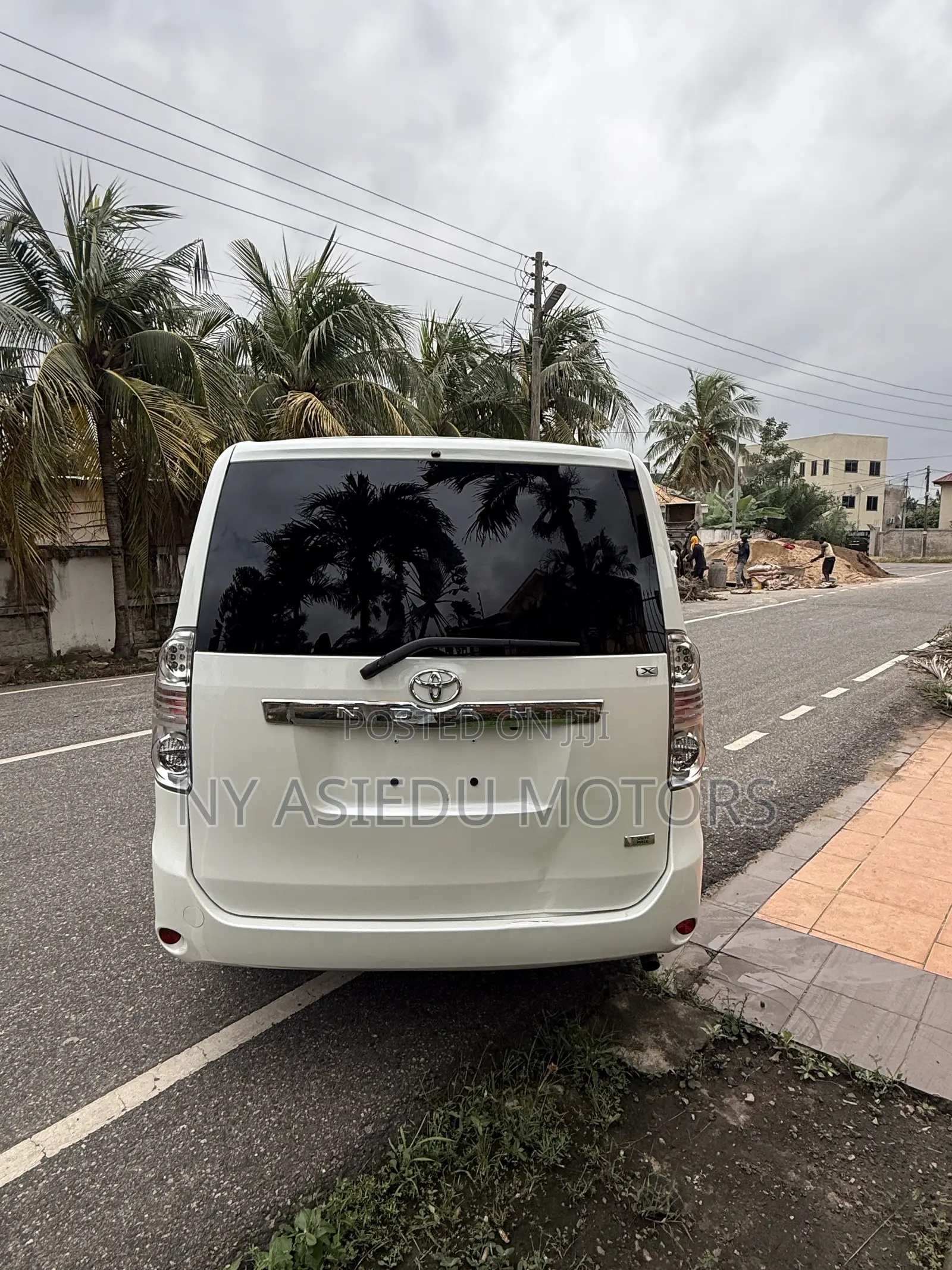 Toyota Noah 2.0 143hp AWD (8 Seater) 2011 White