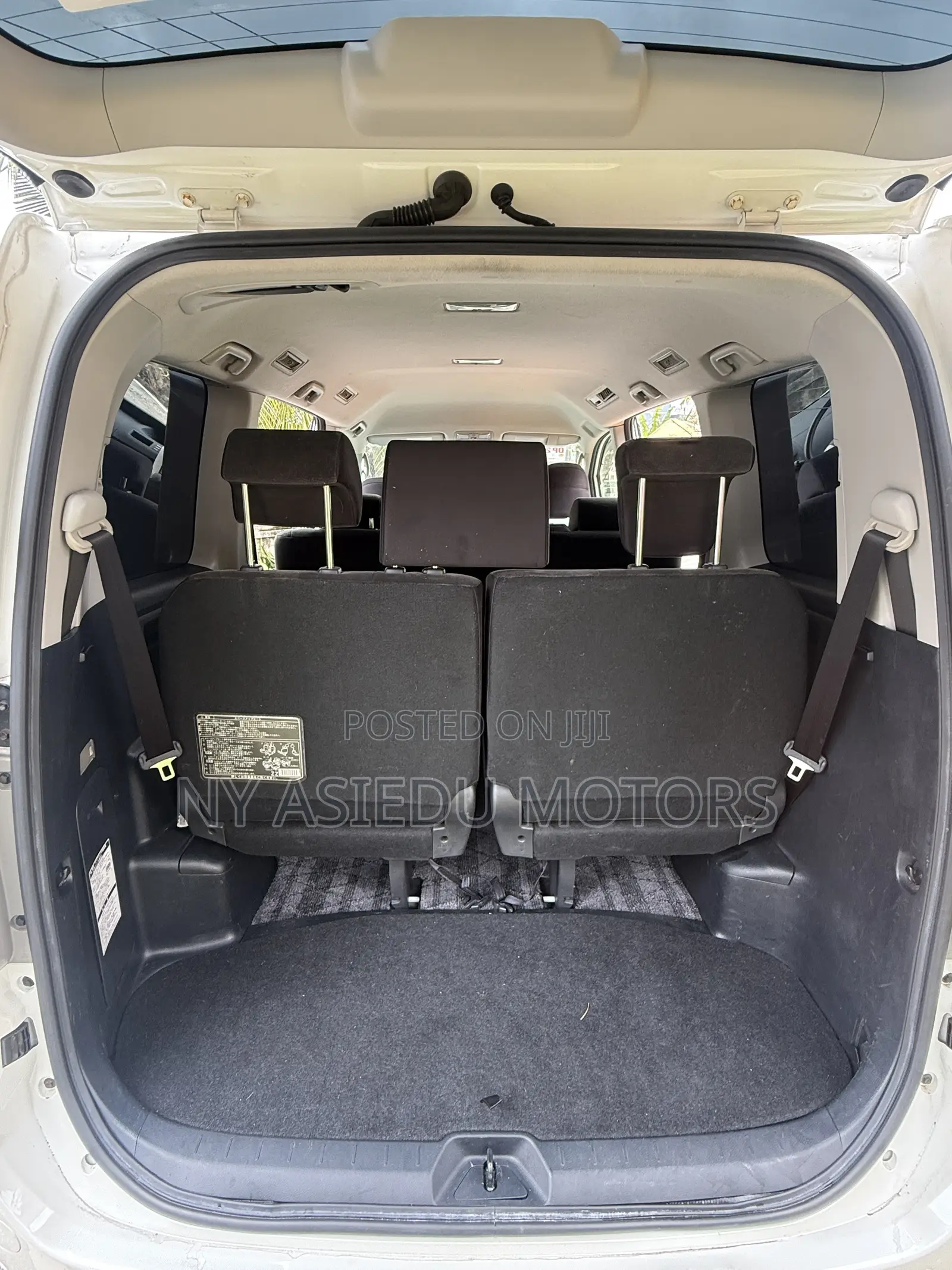 Toyota Noah 2.0 143hp AWD (8 Seater) 2011 White