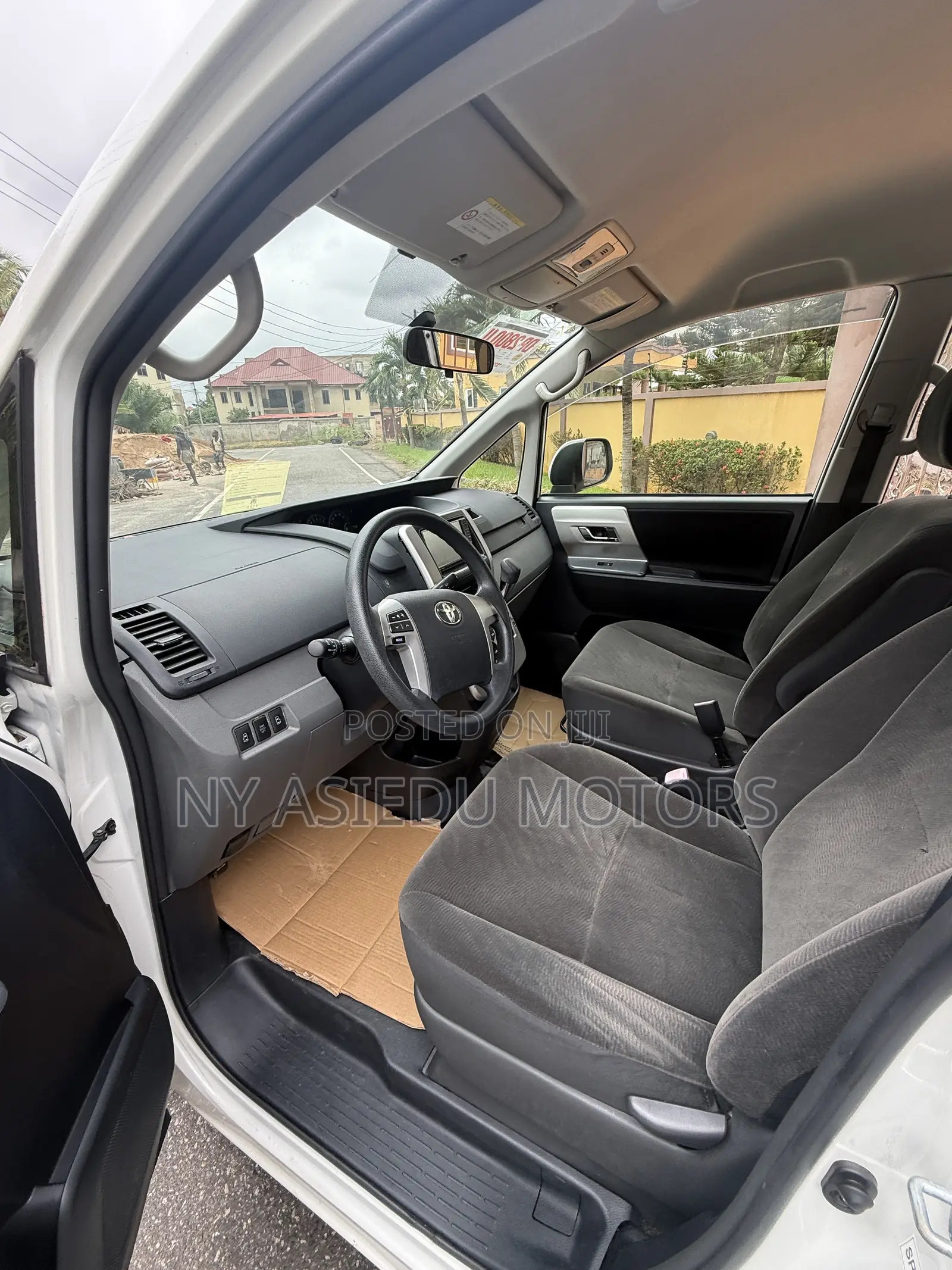 Toyota Noah 2.0 143hp AWD (8 Seater) 2011 White