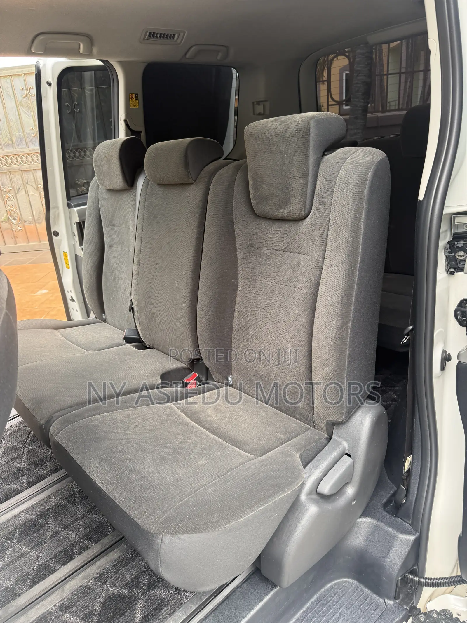Toyota Noah 2.0 143hp AWD (8 Seater) 2011 White