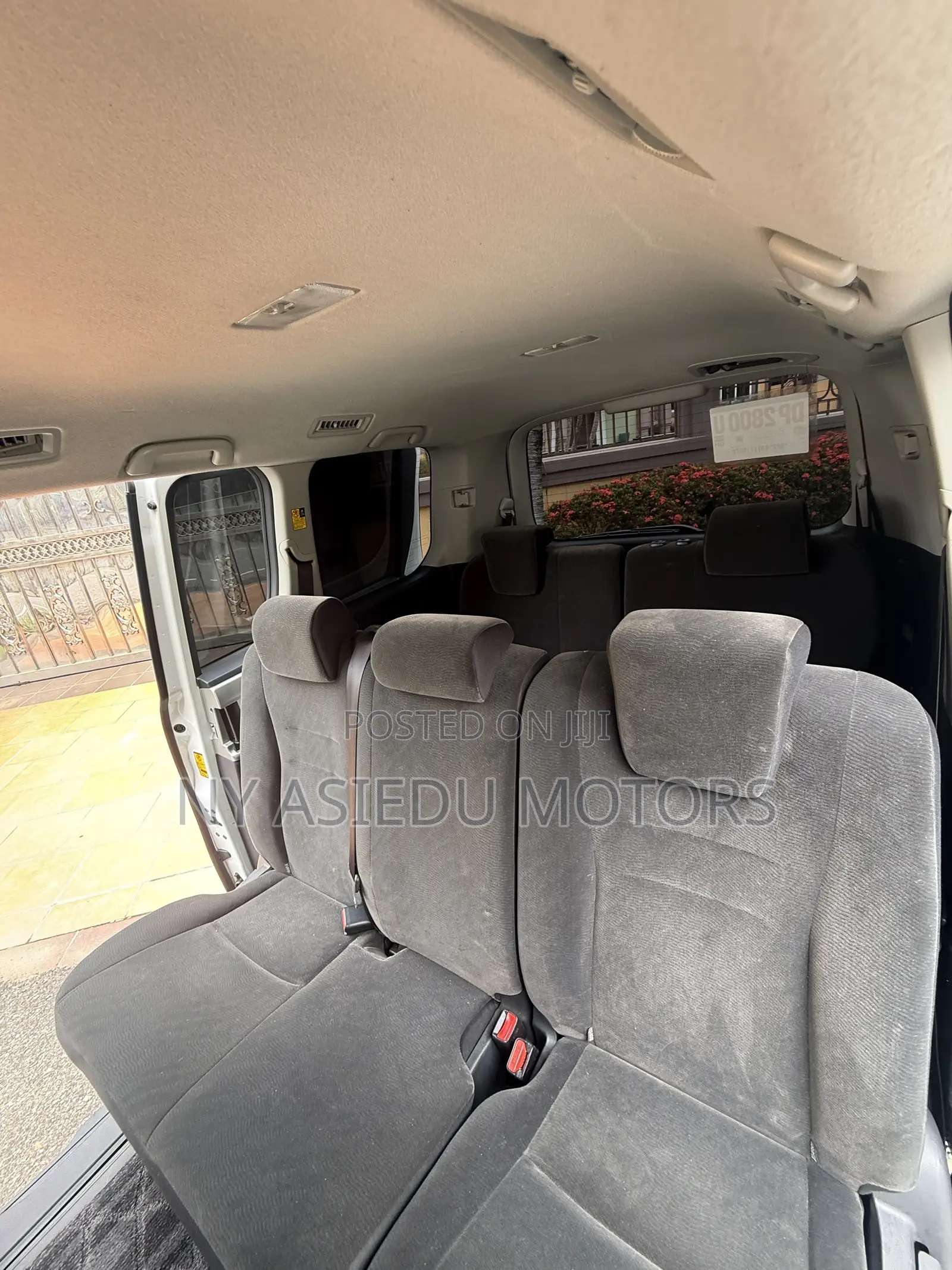 Toyota Noah 2.0 143hp AWD (8 Seater) 2011 White