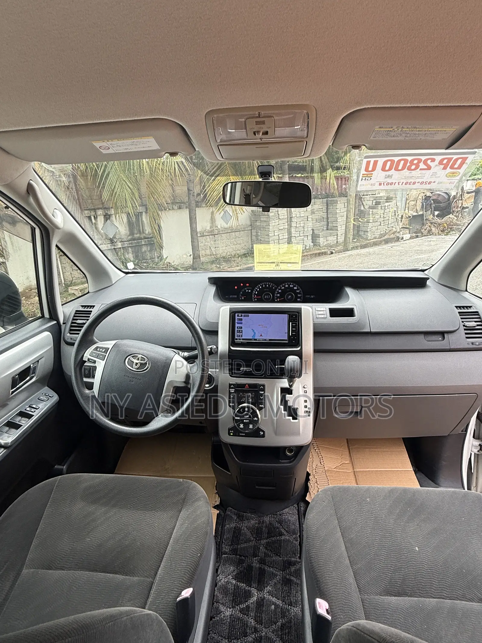 Toyota Noah 2.0 143hp AWD (8 Seater) 2011 White
