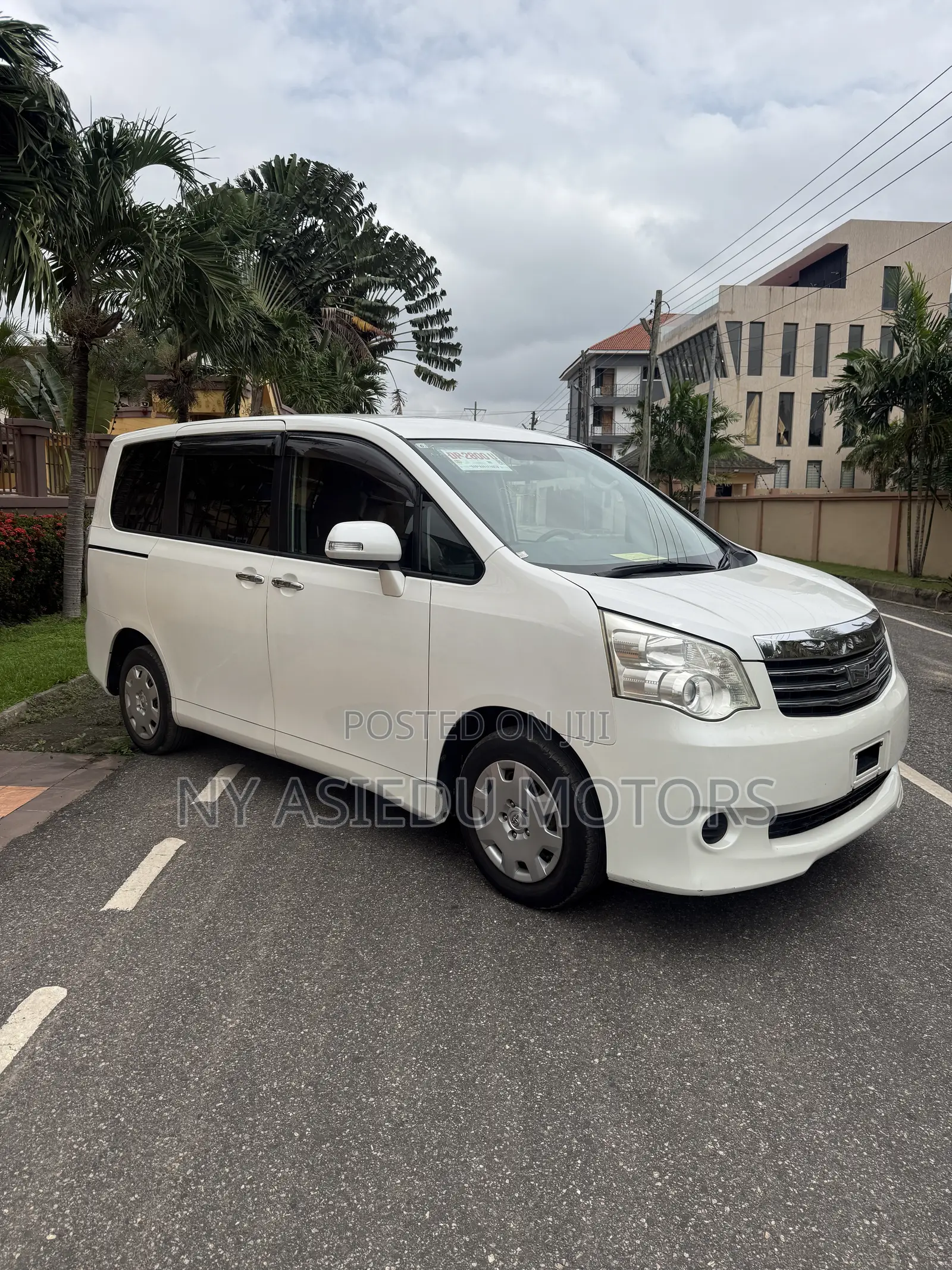 Toyota Noah 2.0 143hp AWD (8 Seater) 2011 White