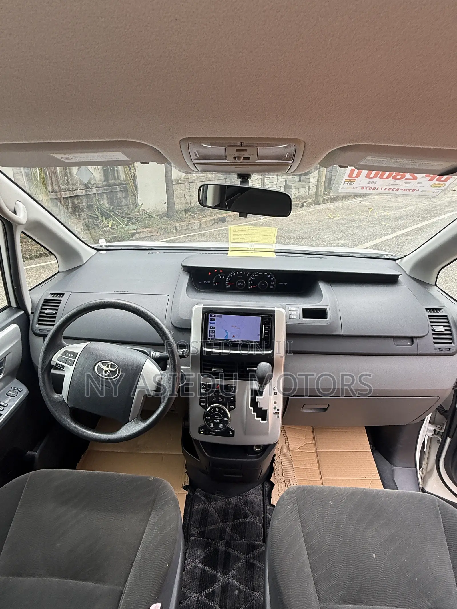 Toyota Noah 2.0 143hp AWD (8 Seater) 2011 White