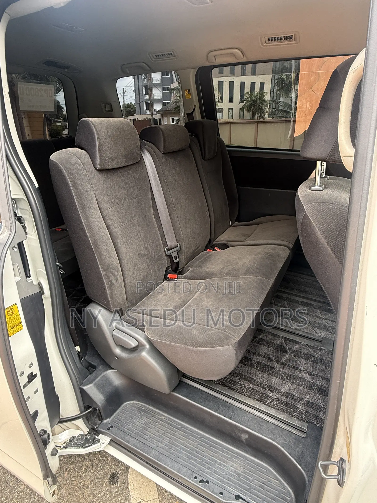 Toyota Noah 2.0 143hp AWD (8 Seater) 2011 White