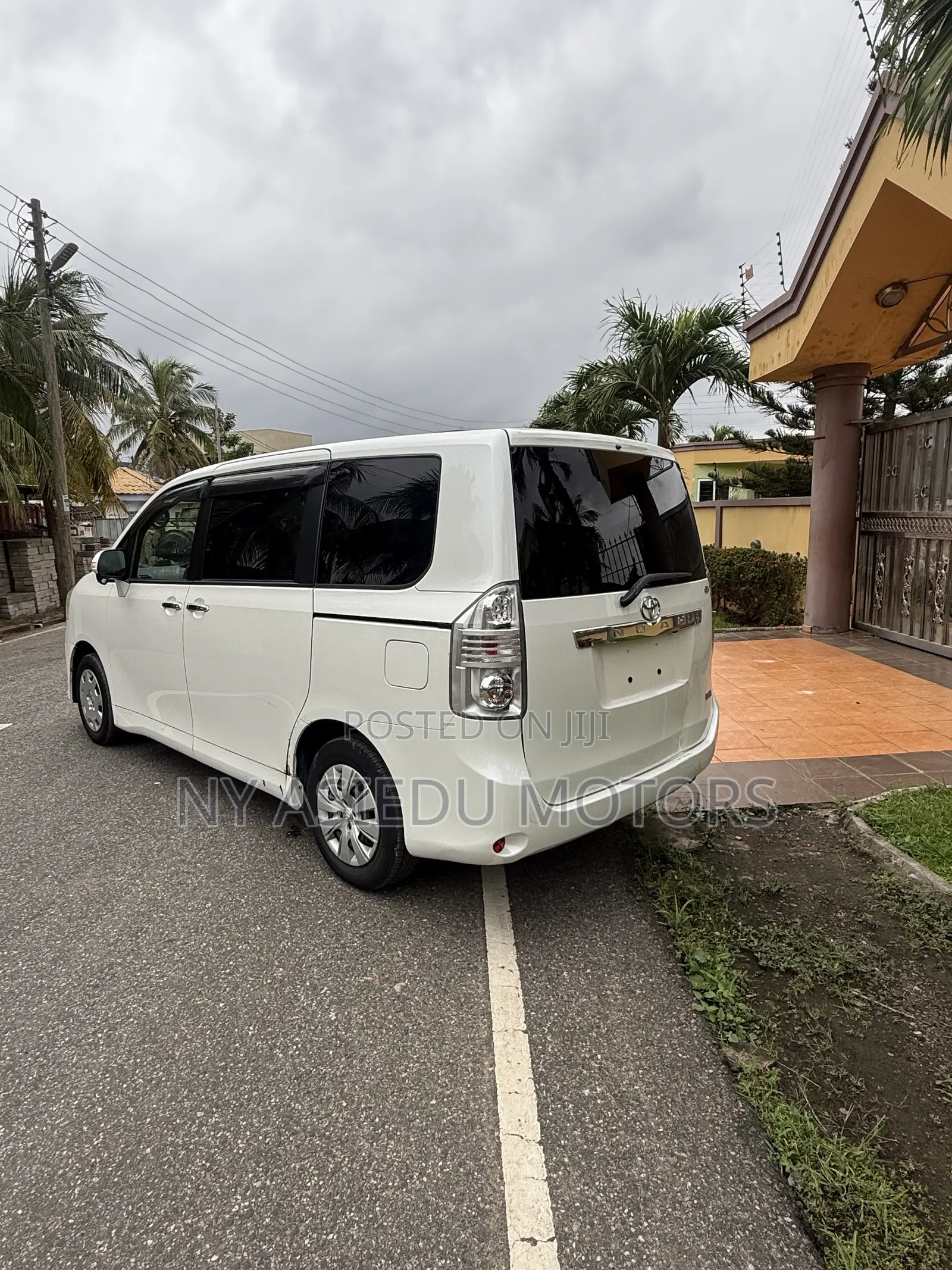 Toyota Noah 2.0 143hp AWD (8 Seater) 2011 White
