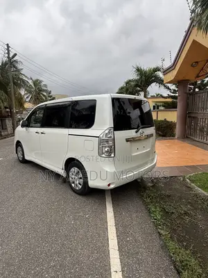 Toyota Noah 2.0 143hp AWD (8 Seater) 2011 White