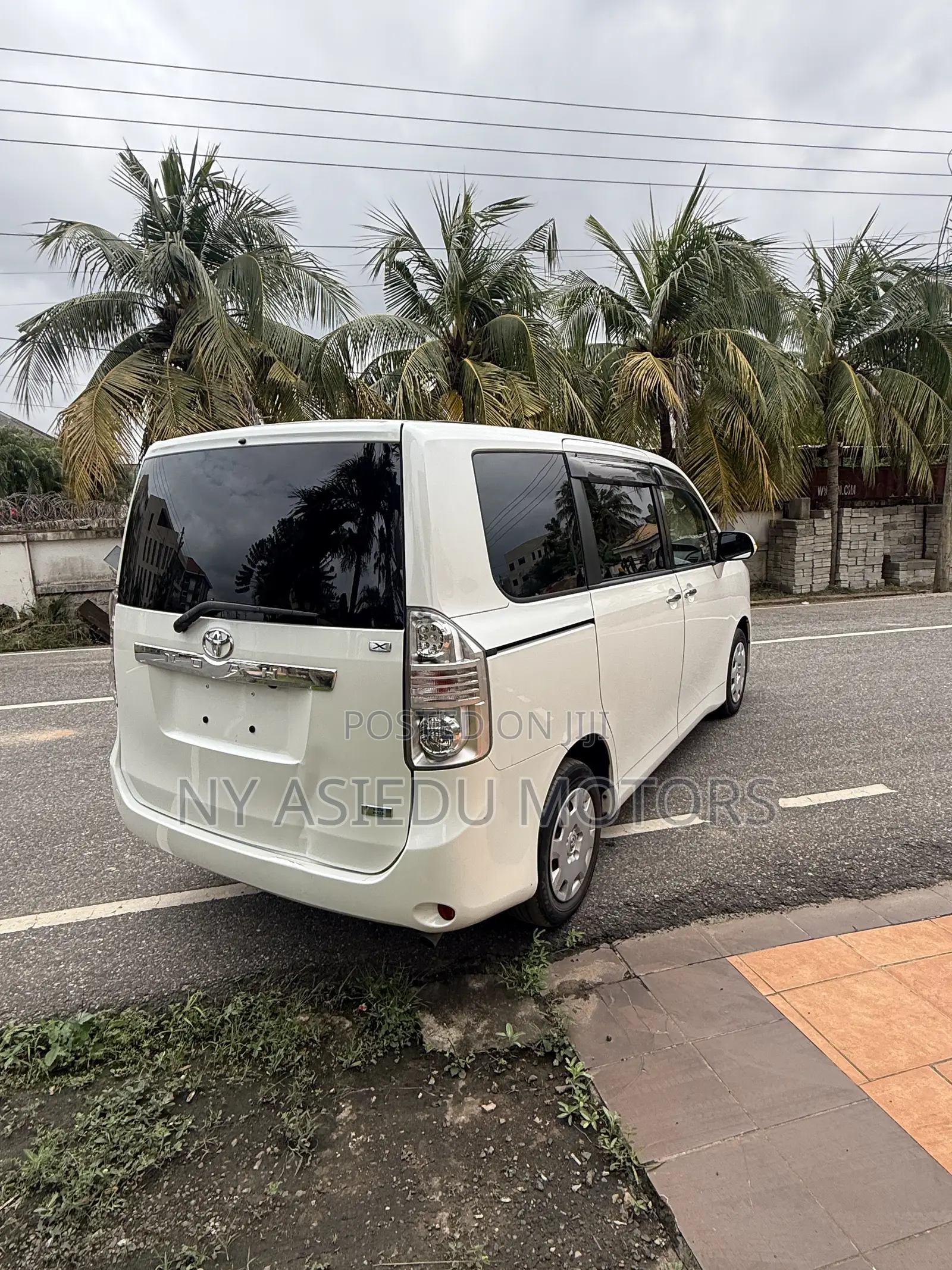 Toyota Noah 2.0 143hp AWD (8 Seater) 2011 White