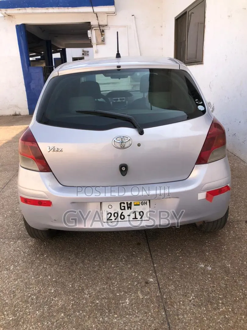 Toyota Vitz 2009 Silver