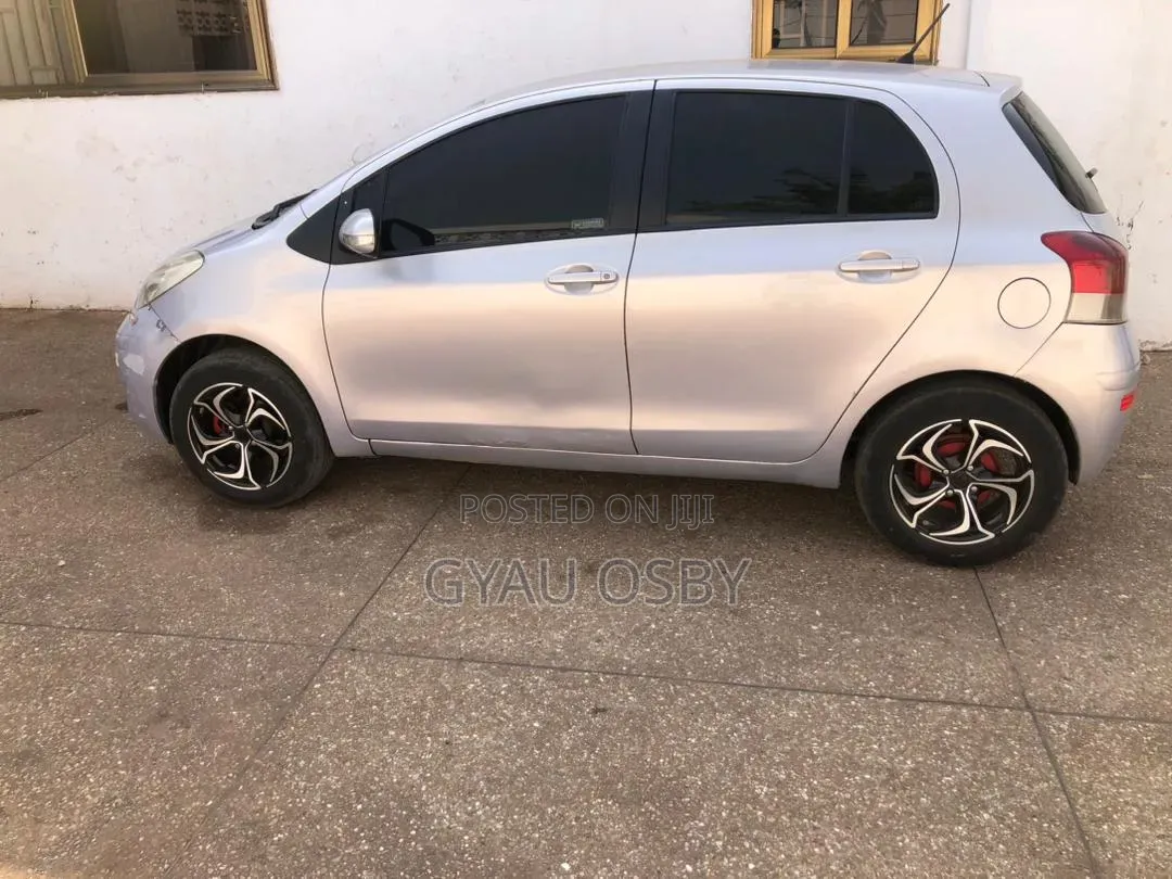 Toyota Vitz 2009 Silver