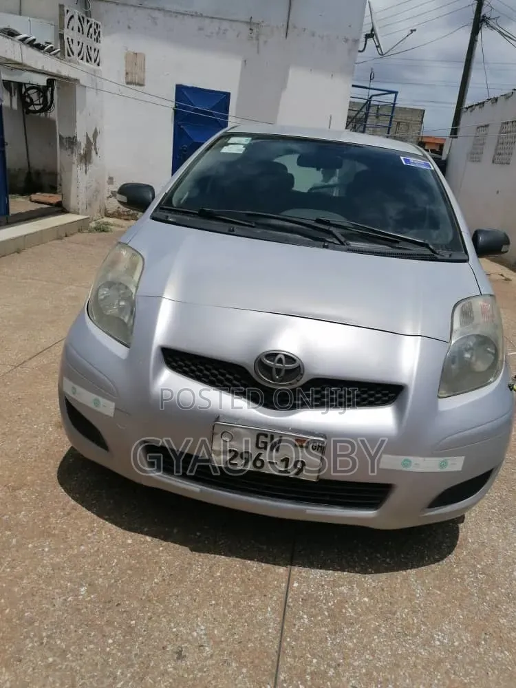 Toyota Vitz 2009 Silver