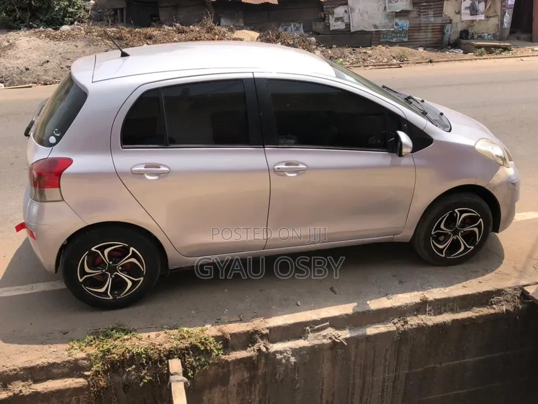 Toyota Vitz 2009 Silver
