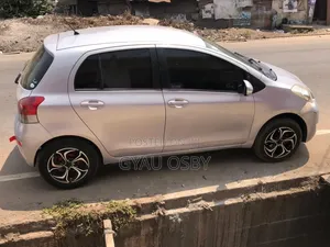 Toyota Vitz 2009 Silver