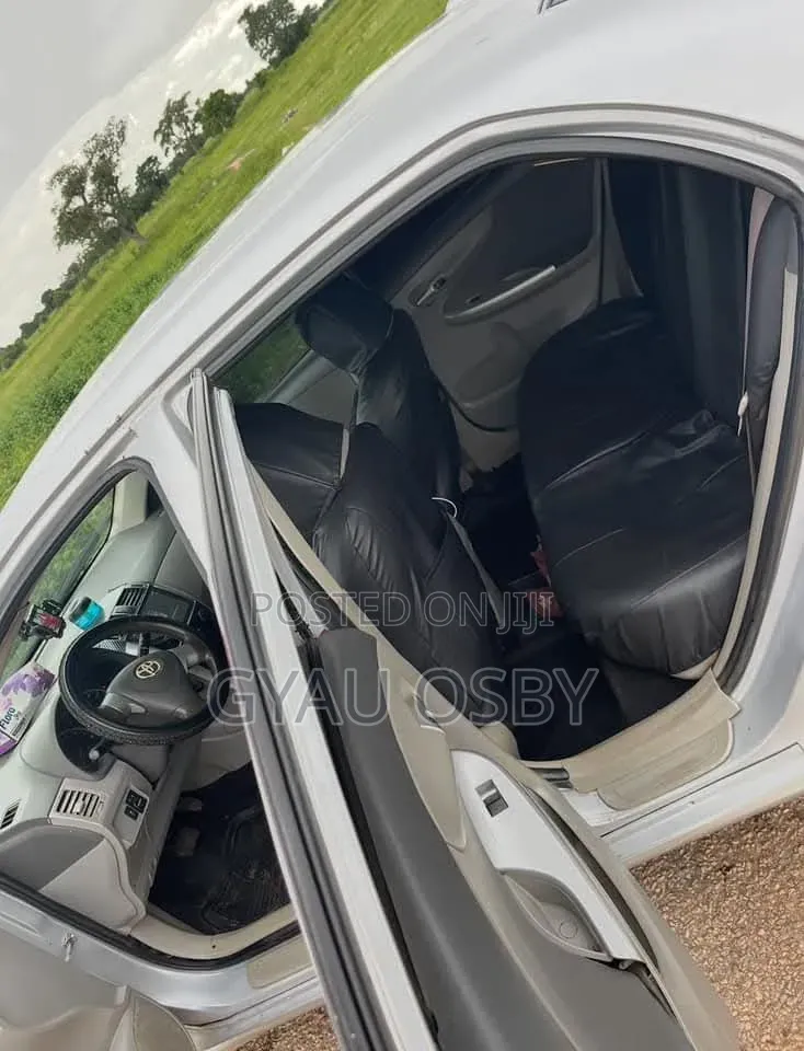 Toyota Vitz 2009 Silver