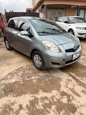 Toyota Vitz 2010 Silver
