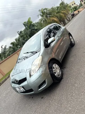 Toyota Vitz 2010 Silver