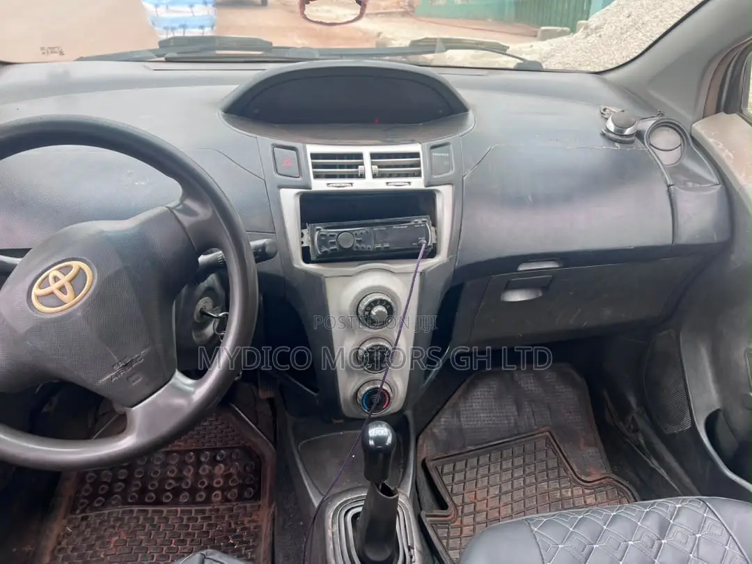 Toyota Yaris Base Hatchback 5dr 2010 Silver