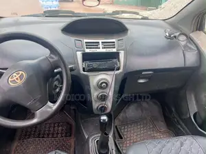 Toyota Yaris Base Hatchback 5dr 2010 Silver