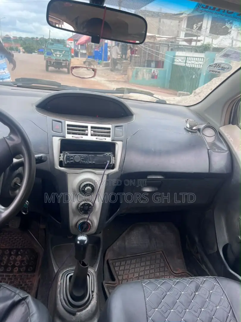 Toyota Yaris Base Hatchback 5dr 2010 Silver