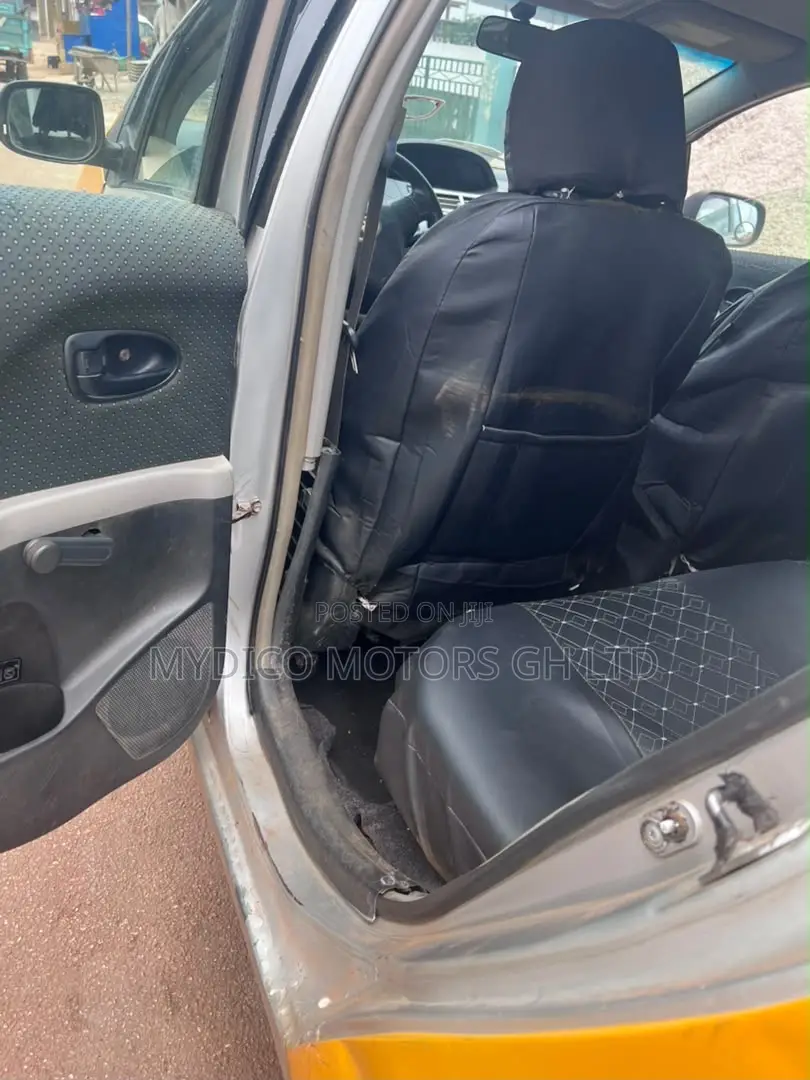 Toyota Yaris Base Hatchback 5dr 2010 Silver