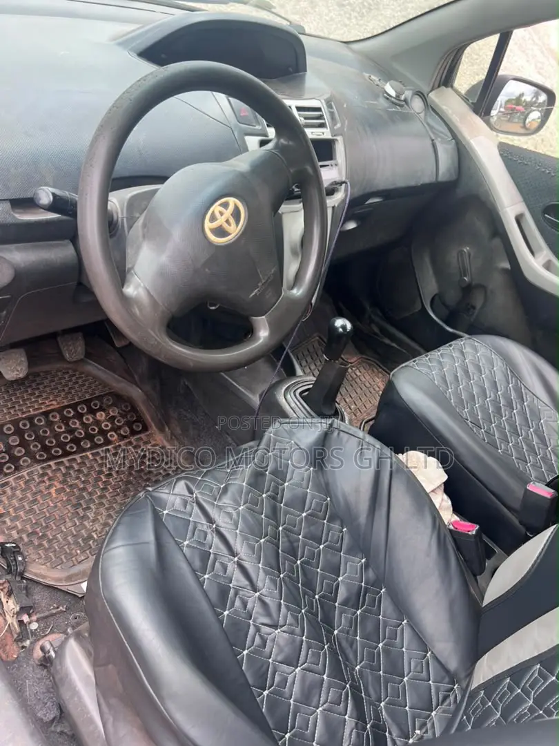 Toyota Yaris Base Hatchback 5dr 2010 Silver