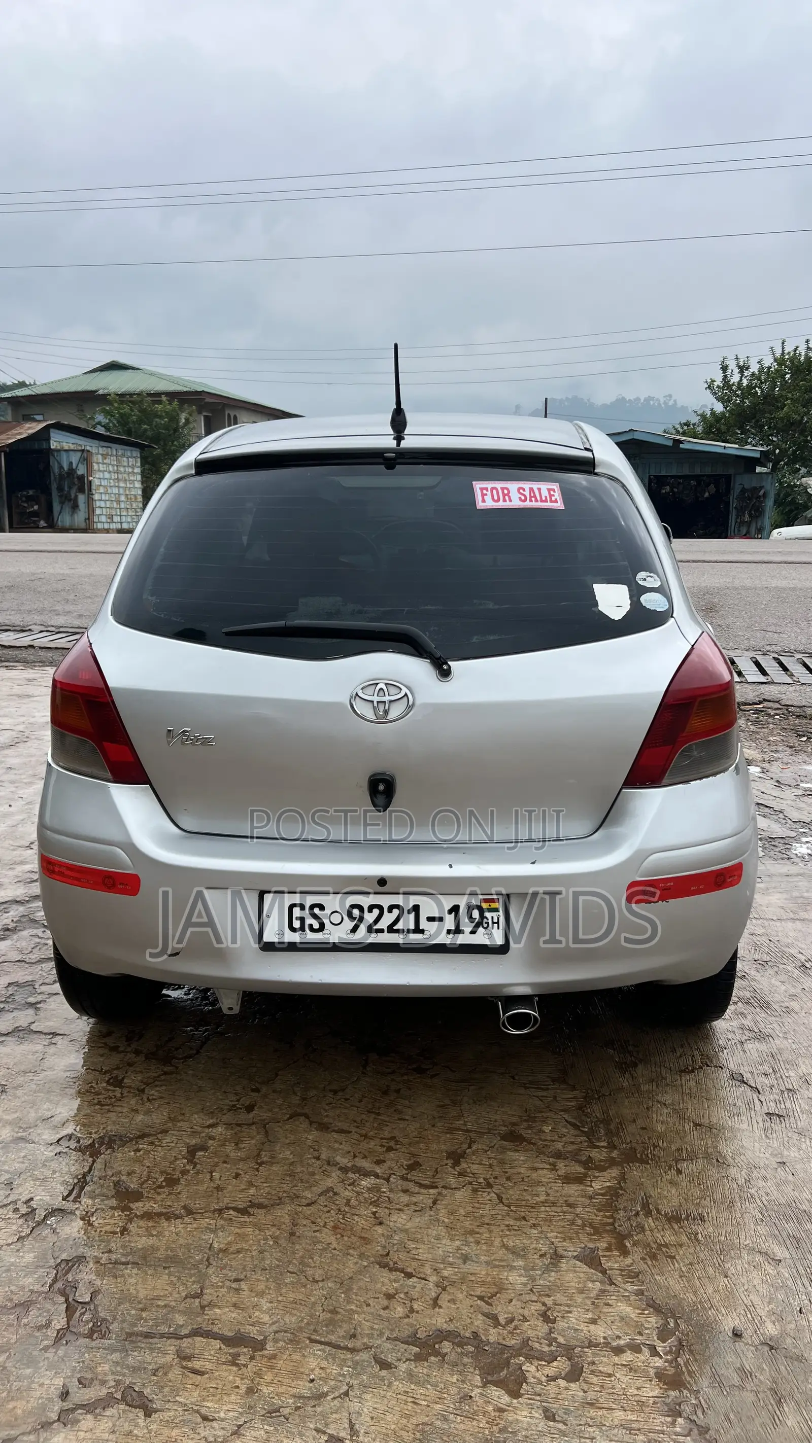 Toyota Vitz 2010 Silver