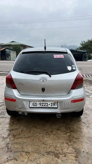 Toyota Vitz 2010 Silver