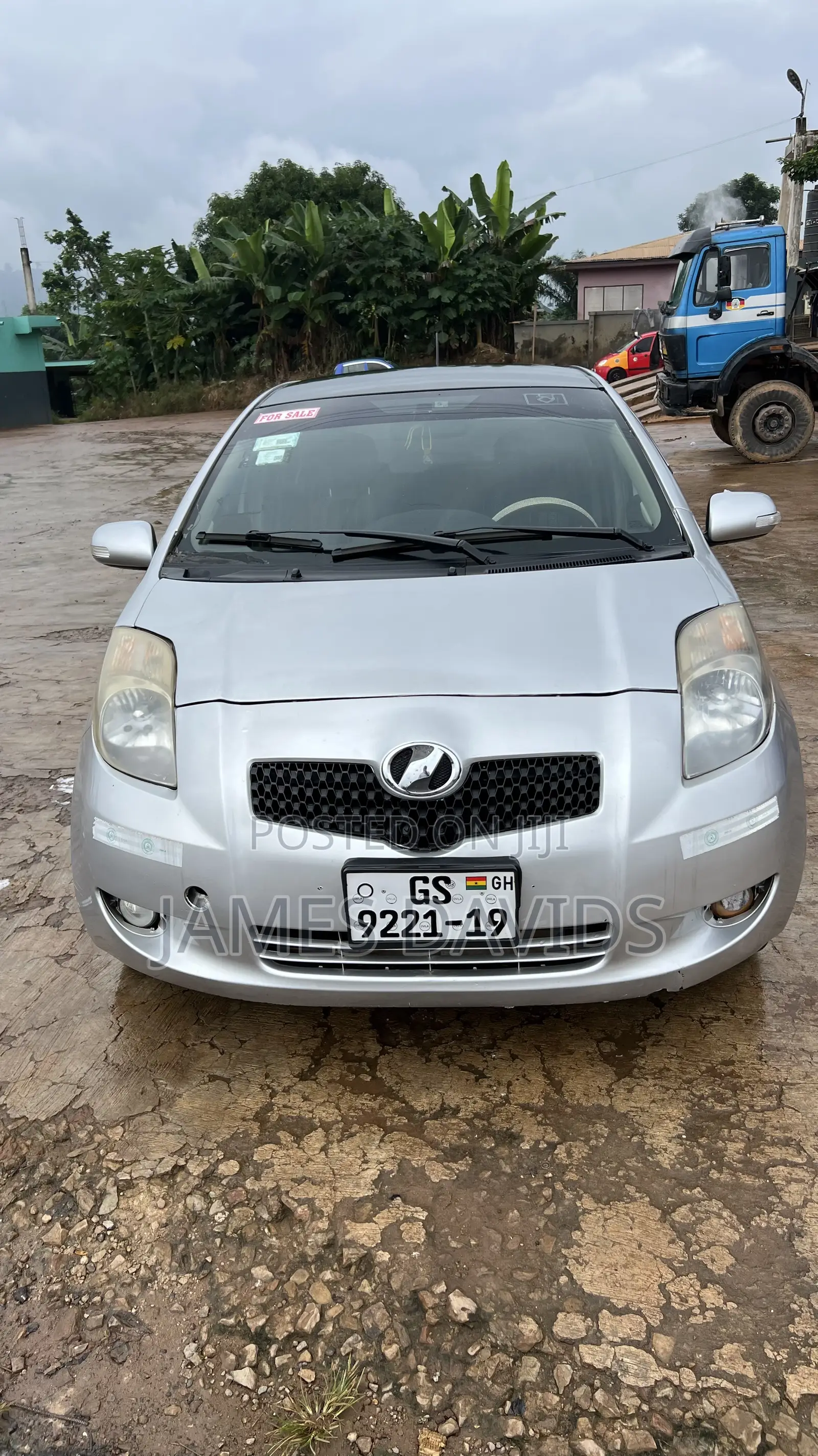 Toyota Vitz 2010 Silver