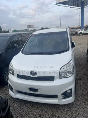 Toyota Voxy X 2WD 8-Seater 2013 White