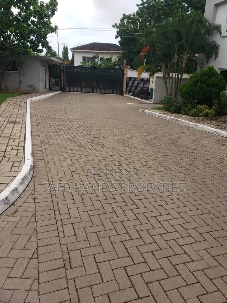 5bdrm House in Accra Metropolitan for rent