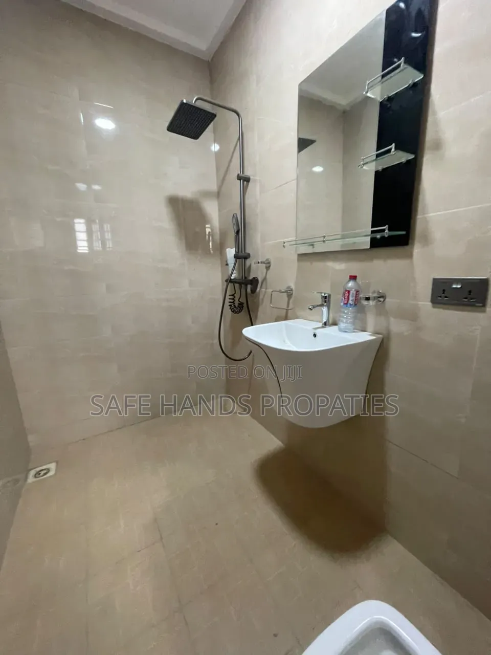 6bdrm House in Accra Metropolitan for sale