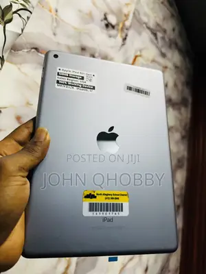 Apple iPad 9.7 128 GB Gray