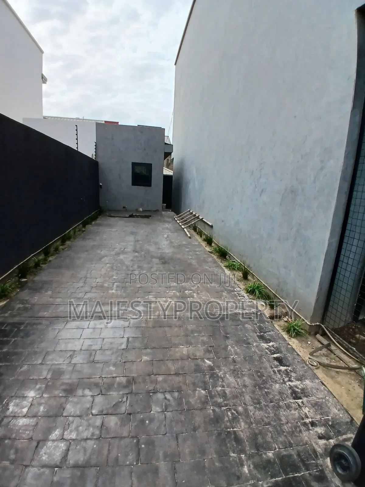 4bdrm House in Tseaddo, Airport Residential Area for sale