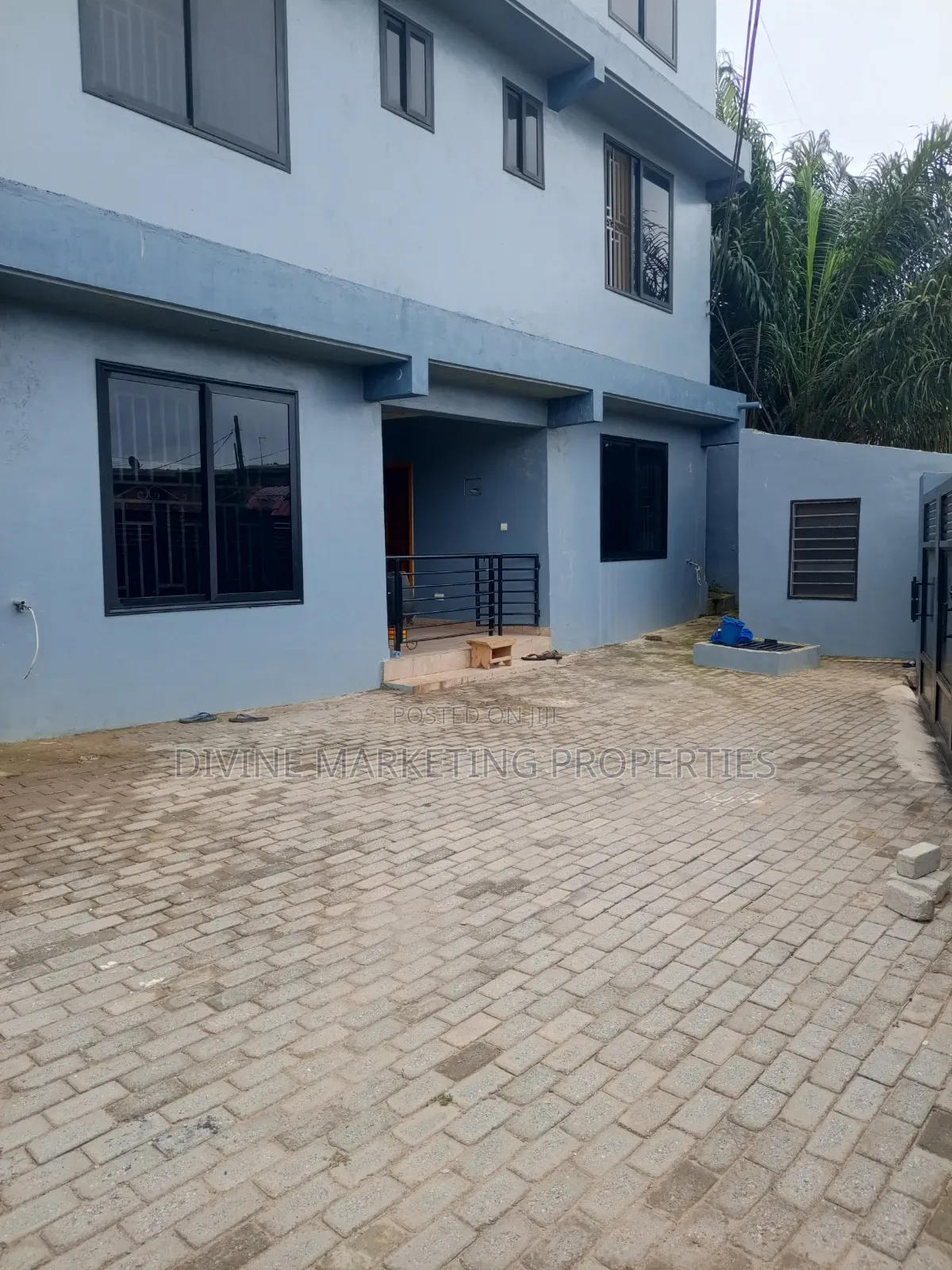 11bdrm House in Top Base for sale