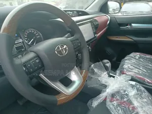 New Toyota Hilux 2025 Silver