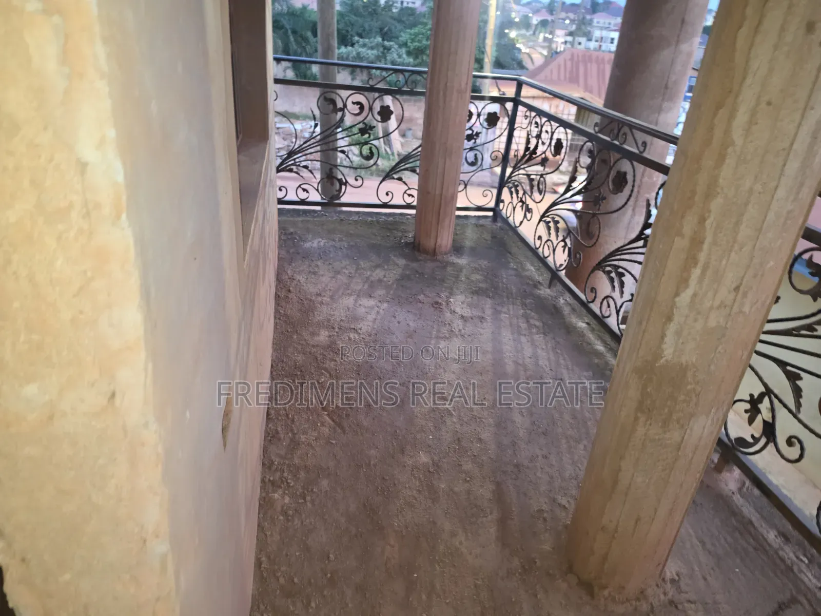 8bdrm House in Fredimens Real, Kumasi Metropolitan for sale