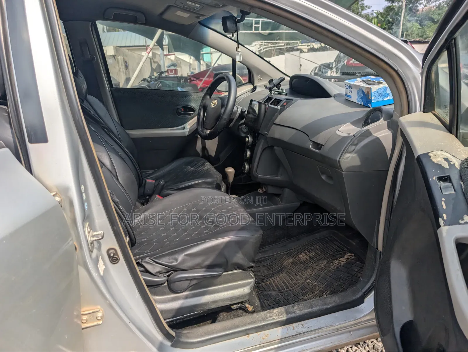 Toyota Vitz 1.3 FWD 5dr 2010 Silver