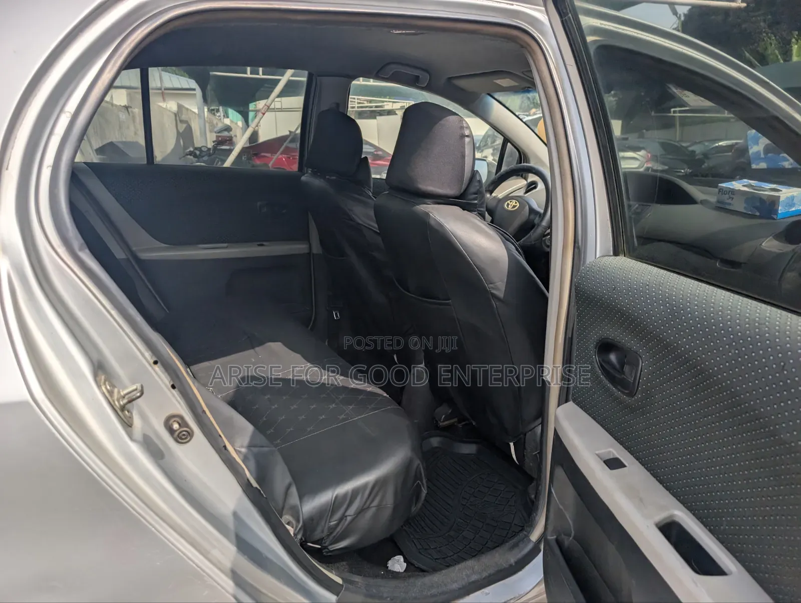 Toyota Vitz 1.3 FWD 5dr 2010 Silver