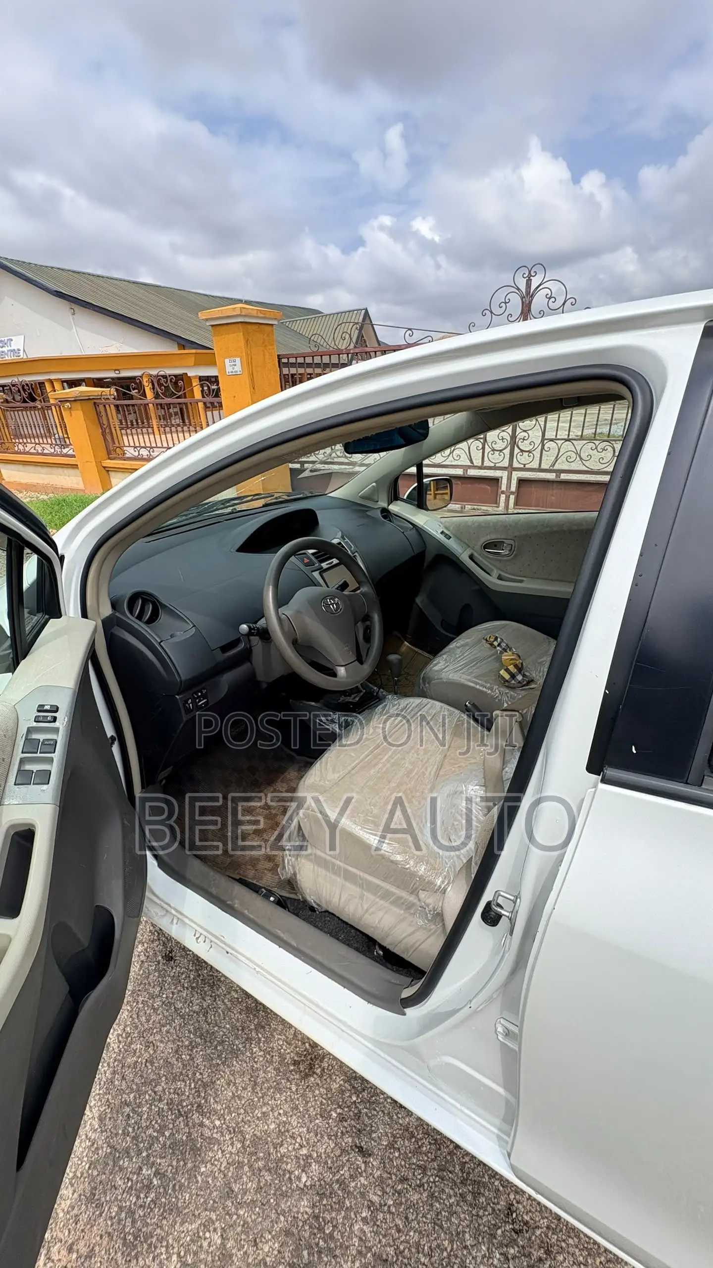 Toyota Vitz 1.3 AWD 3dr 2010 White