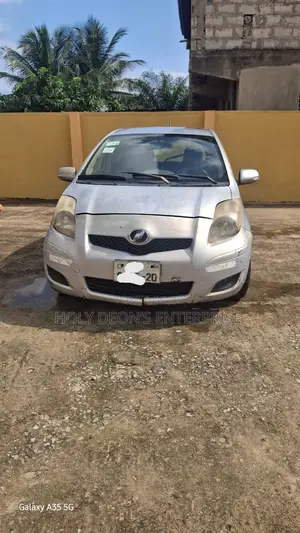 Toyota Vitz 1.0 FWD 5dr 2010 Silver