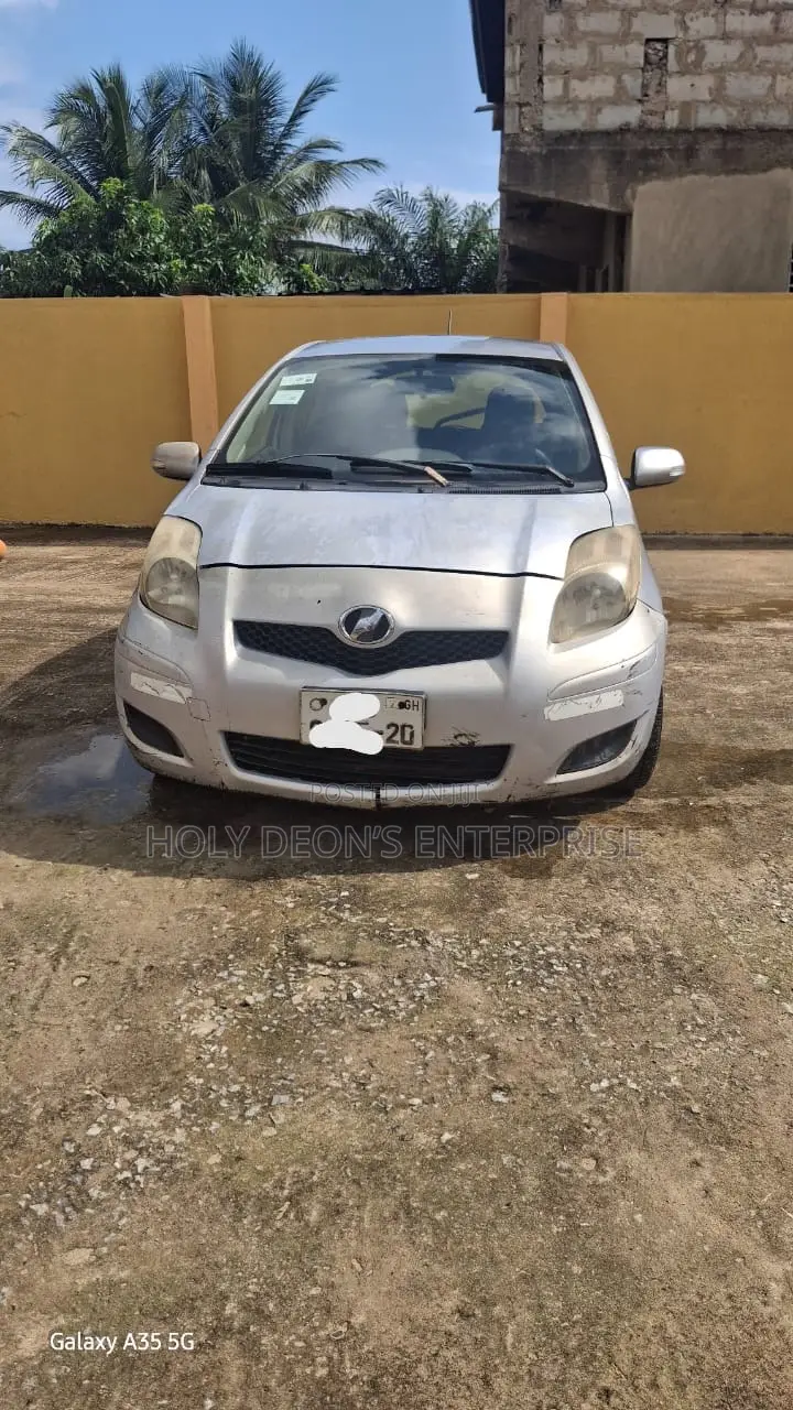 Toyota Vitz 1.0 FWD 5dr 2010 Silver
