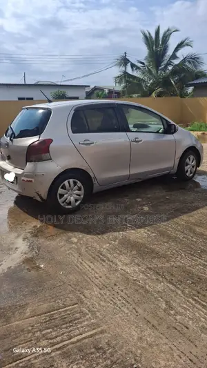 Toyota Vitz 1.0 FWD 5dr 2010 Silver