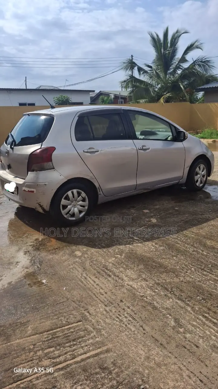 Toyota Vitz 1.0 FWD 5dr 2010 Silver