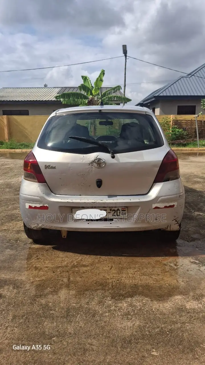 Toyota Vitz 1.0 FWD 5dr 2010 Silver