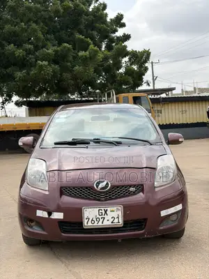 Toyota Vitz 1.3 AWD 3dr 2010 Brown