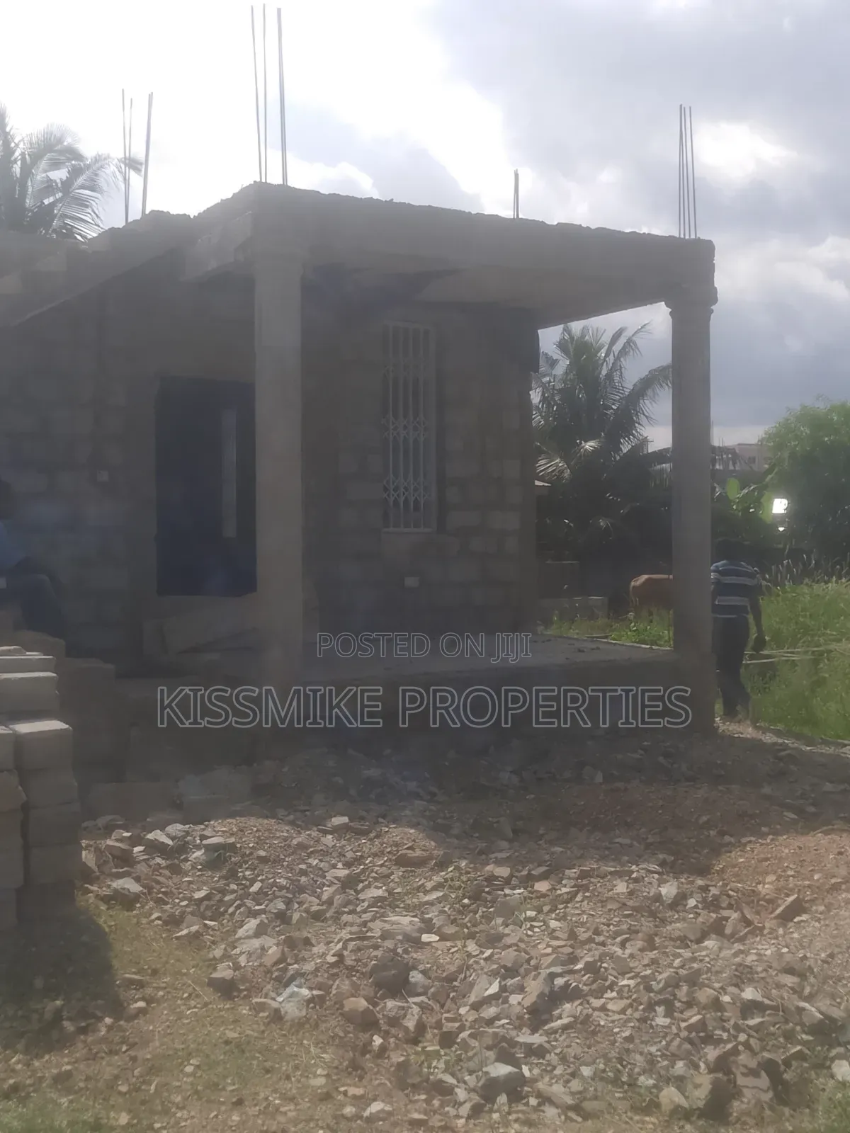 6bdrm Apartment in Kismike Investment, Pokuase for sale