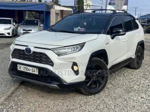 Toyota RAV4 XSE 2019 White