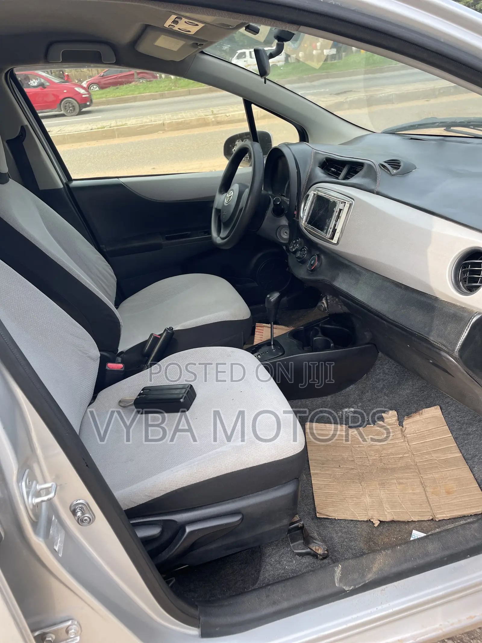 Toyota Vitz 2012 Silver